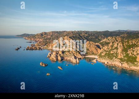 Drohnenblick auf die goldene Klippenlandschaft Costa Paradiso, Sardinien, Italien, Mittelmeer, Europa Stockfoto