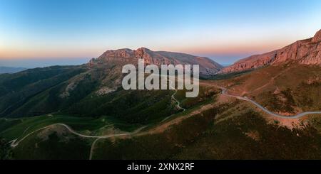 Panoramablick der Drohne auf einem Wohnmobil auf einer Bergstraße bei Sonnenuntergang, Sardinien, Italien, Mittelmeer, Europa Stockfoto