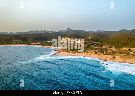 Portu Maga Dorf an der Costa Verde (Grüne Küste) von Sardinien, Luftdrohne bei Sonnenuntergang, Sardinien, Italien, Mittelmeer, Europa Stockfoto