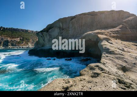 Cane Malu Höhle mit Meereswellen, die auf den Felsen krachen, Sardinien, Italien, Mittelmeer, Europa Stockfoto