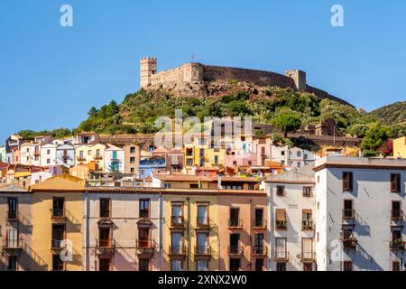 Bosa farbenfrohe Gebäude mit Schloss auf dem Hügel und Vecchio Brücke über den Fluss Temo, Bosa, Sardinien, Italien, Mittelmeer, Europa Stockfoto