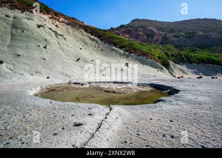 Cane Malu Mondkrater voller Wasser, Sardinien, Italien, Mittelmeer, Europa Stockfoto