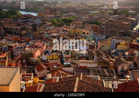 Bosa Stadt bunte Gebäude bei Sonnenuntergang, Bosa, Sardinien, Italien, Mittelmeer, Europa Stockfoto