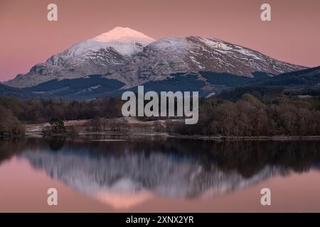 Letzte Ampel auf Ben Lui über Loch Awe in der Abenddämmerung, Loch Awe, Argyll und Bute, Scottish Highlands, Schottland, Vereinigtes Königreich, Europa Stockfoto