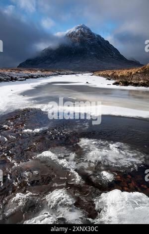 Fluss Etive im Winter mit Stob Dearg (Buachaille Etive Mor), Rannoch Moor, Argyll und Bute, schottische Highlands, Schottland, Vereinigtes Königreich, Europa Stockfoto