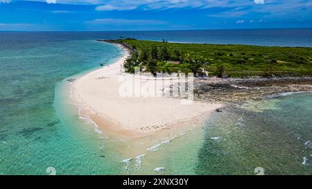 Aus der Luft eines weißen Sandstrandes auf der Insel Sete Paus in der Nähe der Insel Mosambik, Mosambik, Afrika Copyright: MichaelxRunkel 1184-12173 Stockfoto