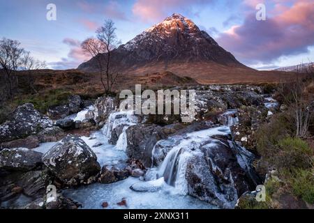 River Coupall Wasserfall und Stob Dearg (Buachaille Etive Mor) im Winter, Glen Etive, Rannoch Moor, Argyll und Bute, schottische Highlands, Schottland Stockfoto