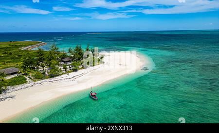 Aus der Luft eines weißen Sandstrandes auf der Insel Sete Paus in der Nähe der Insel Mosambik, Mosambik, Afrika Copyright: MichaelxRunkel 1184-12175 Stockfoto