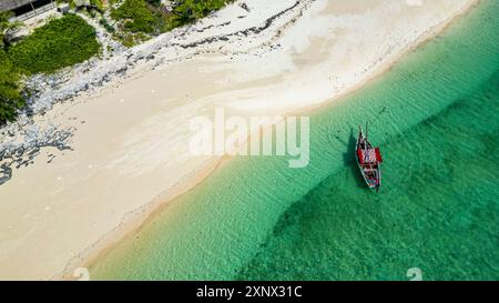 Luftaufnahme einer traditionellen Dau an einem weißen Sandstrand, Insel Goa in der Nähe der Insel Mosambik, Mosambik, Afrika Copyright: MichaelxRunkel 1184-12170 Stockfoto