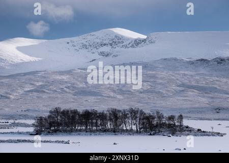 Ein gefrorenes Loch Ba, das im Winter von Beinn a Chreachain unterstützt wird, Rannoch Moor, Argyll and Bute, Scottish Highlands, Schottland, Vereinigtes Königreich, Europa Stockfoto