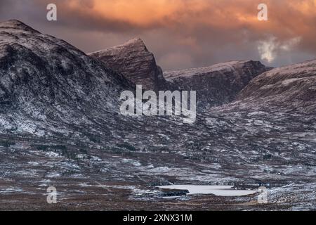 Sonnenaufgang über Beinn Tarsuinn, Sgurr an Fhidhleir und Lochan Dubha, Assynt, Assynt-Coigach National Scenic Area, Sutherland, Scottish Highlands Stockfoto