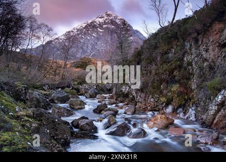 River Coupall und Stob Dearg (Buachaille Etive Mor) im Winter, Glen Etive, Rannoch Moor, Argyll und Bute, schottische Highlands, Schottland, Vereinigtes Königreich Stockfoto