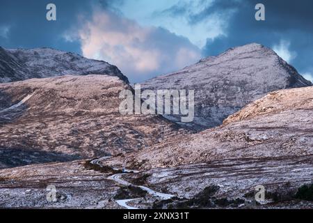 Erstes Licht auf Beinn an Eoin und Sgorr Tuath im Winter oberhalb der Drumrunie Road, Assynt, Assynt-Coigach National Scenic Area, Sutherland, Schottland Stockfoto