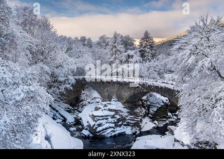 Die Old Invermoriston Bridge und River Moriston im Winter, Invermoriston, Inverness-shire, Scottish Highlands, Schottland, Vereinigtes Königreich, Europa Stockfoto