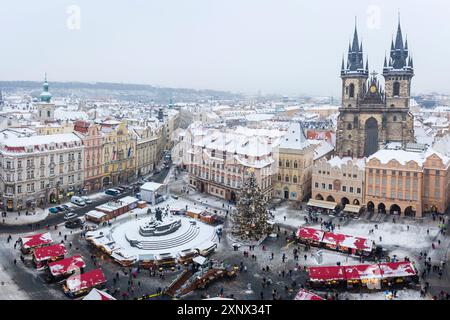 Erhöhter Blick auf die Kirche unserer Lieben Frau vor Tyn und Weihnachtsmärkte am Altstädter Ring im Winter, UNESCO, Altstadt, Prag, Tschechien Stockfoto