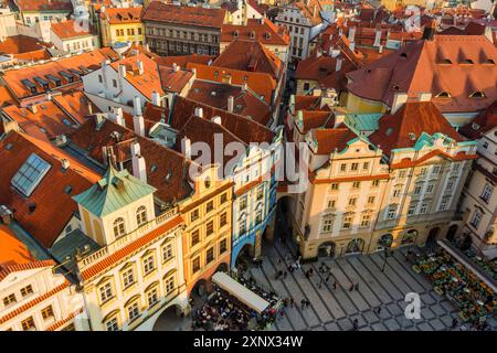 Erhöhter Blick auf die Häuser am Altstädter Rathaus auf dem Altstädter Platz, UNESCO-Weltkulturerbe, Prag, Tschechien, Europa Stockfoto