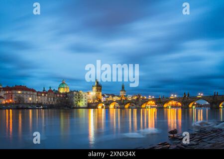 Karlsbrücke, Brückenturm der Stadt OID und Kuppel der Kirche St. Franziskus von Assisi an der Moldau in der Dämmerung, Prag, Tschechien, Europa Stockfoto