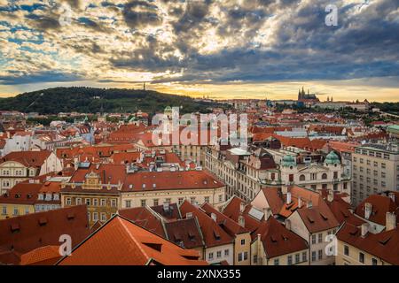 Aus der Vogelperspektive der Altstadt mit Fernsicht auf die Prager Burg, vom Pulverturm, UNESCO-Weltkulturerbe, Prag, Tschechien, Europa Stockfoto