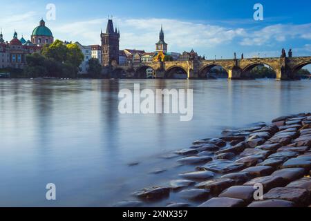 Karlsbrücke, Brückenturm der Stadt OID und Kuppel der Kirche St. Franziskus von Assisi an der Moldau, UNESCO-Weltkulturerbe, Prag Stockfoto