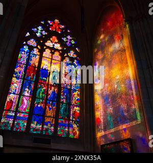 Buntes Mosaikfenster und seine Reflexion im Inneren des Veitsdoms, der Prager Burg, UNESCO-Weltkulturerbe, Prag, Tschechien, Europa Stockfoto