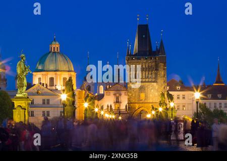 Altstädter Brückenturm und die Kuppel der Kirche St. Franziskus von Assisi an der Karlsbrücke in der Dämmerung, UNESCO-Weltkulturerbe, Prag, Tschechien, Europa Stockfoto