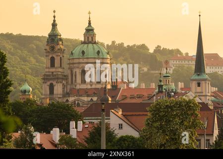 Turm und Kuppel der St. Nikolaus- und St. Thomas-Kirche in Kleinstadt bei Sonnenuntergang, Prag, Tschechien (Tschechien), Europa Stockfoto