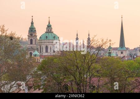 Turm und Kuppel der St. Nikolaus- und St. Thomas-Kirche in Kleinstadt bei Sonnenuntergang, Prag, Tschechien (Tschechien), Europa Stockfoto