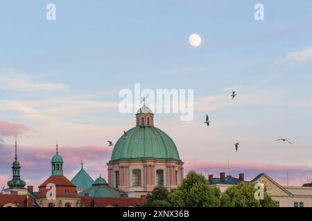 Kuppel der Kirche St. Franziskus von Assisi in der Abenddämmerung, UNESCO-Weltkulturerbe, Altstadt, Prag, Tschechien (Tschechien), Europa Stockfoto