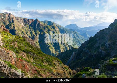 Berge um den Pico do Arieiro Gipfel, Santana, Madeira, Portugal, Atlantik, Europa Stockfoto