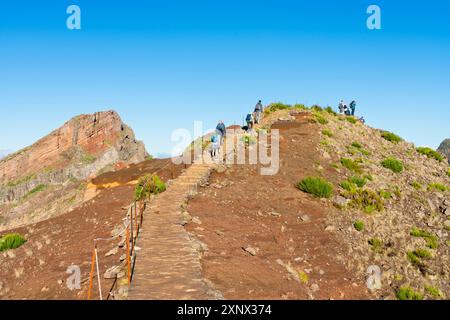 Wanderer auf Wanderwegen rund um den Gipfel Pico do Arieiro, Santana, Madeira, Portugal, Atlantik, Europa Stockfoto