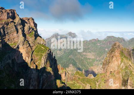 Berge um den Pico do Arieiro Gipfel, Santana, Madeira, Portugal, Atlantik, Europa Stockfoto