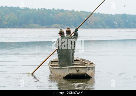 Zwei Fischer auf dem Boot, die sich auf die Fischernte vorbereiten, Rozmberk Teich, UNESCO Biosphäre, Trebon, Jindrichuv Hradec Bezirk, Südböhmische Region Stockfoto