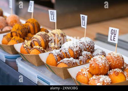 Papiertabletts mit süßem Gebäck auf dem Bauernmarkt an der Moldau in der Nähe von Palackeho namesti, Prag, Tschechien (Tschechien), Europa Stockfoto