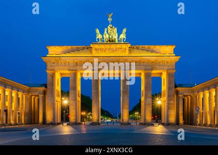 Brandenburger Tor am Pariser Platz in der Abenddämmerung, Berlin, Deutschland, Europa Stockfoto