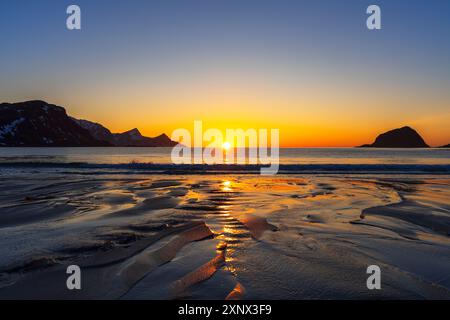 Muster des kleinen Flusses an einem Sandstrand bei Sonnenuntergang, Vik Beach, Vestvagoy, Lofoten Inseln, Norwegen, Skandinavien, Europa Stockfoto