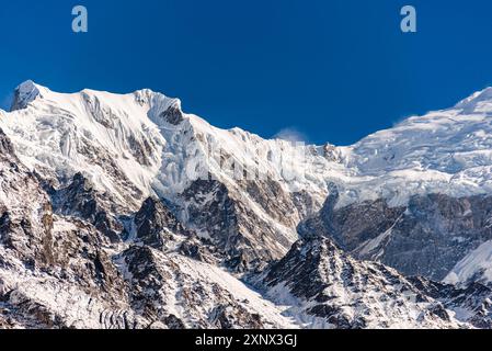 Eisige Schönheit des Gletschers und des Langtang Lirung Peak im Langtang Valley, Himalaya, Nepal, Asien Stockfoto