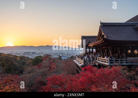 Kiyomizu-Tempel (Kiyomizu-dera) am Abend Sonnenuntergang und herbstliche Landschaft mit lebhaften Farben und Skyline, UNESCO, Kyoto, Honshu, Japan Stockfoto