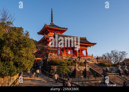 Kiyomizu-Tempel (Kiyomizu-dera) am Abend Sonnenuntergang und herbstliche Landschaft mit lebhaften Farben, UNESCO-Weltkulturerbe, Kyoto, Honshu, Japan Stockfoto