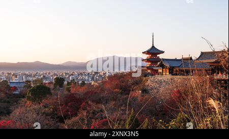 Kiyomizu-Tempel (Kiyomizu-dera) am Abend Sonnenuntergang und herbstliche Landschaft mit lebhaften Farben und Panorama der Skyline der Stadt, UNESCO, Kyoto, Japan Stockfoto