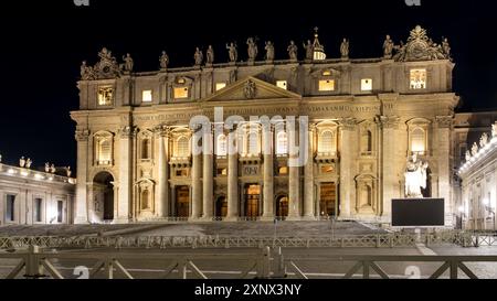 Nächtlicher Blick auf den Petersdom, Silhouette vor dunklem Himmel, Vatikanstadt, die päpstliche Enklave in Rom, UNESCO, Rom, Latium, Italien Stockfoto