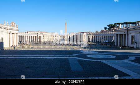 Blick auf den Petersplatz im Vatikan, die päpstliche Enklave in Rom, vom Petersdom, UNESCO-Weltkulturerbe, Rom, Latium, Italien Stockfoto