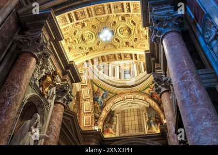 Architektonische Details der Decke des Petersdoms im Vatikan, der päpstlichen Enklave in Rom, UNESCO, Rom, Latium, Italien Stockfoto
