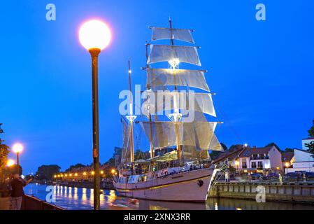 Barquentine Meridianas, heute für Gastronomiezwecke umgebaut, liegt am Ufer des Dane-Flusses Klaipeda, Hafenstadt an der Ostsee Stockfoto