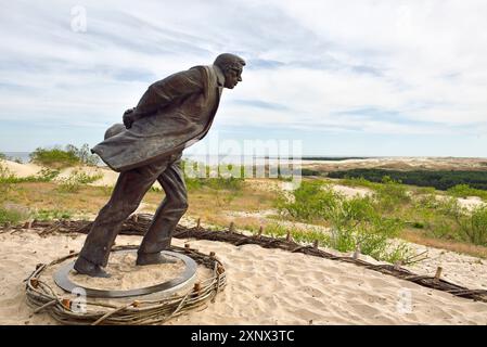 Windward-Skulptur von K. Pudymas mit dem französischen Schriftsteller und Philosophen J. P Sartre, Kurische Nehrung, Litauen Stockfoto