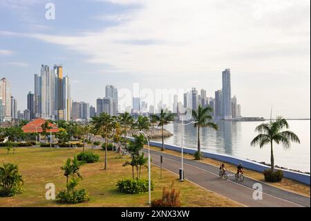 Cinta Costera (Malecon), eine neue Straße und Promenade, die auf zurückgewonnenem Land aus der Bucht von Panama, Panama-Stadt, Republik Panama, Mittelamerika gebaut wurde Stockfoto