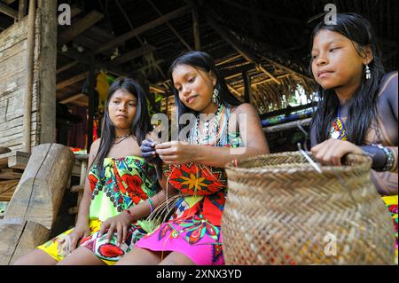 Esilda und ihre Freunde machen Korb, junge Teenager aus Embera, die am Chagres River im Chagres National Park leben Stockfoto