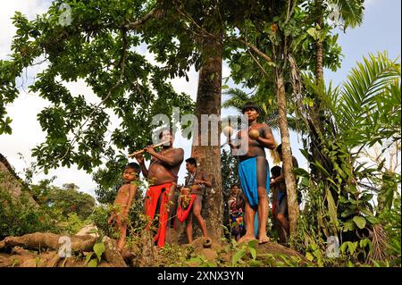 Männer der Embera-Eingeborenen leben am Chagres River im Chagres-Nationalpark in der Republik Panama, Zentralamerika Stockfoto