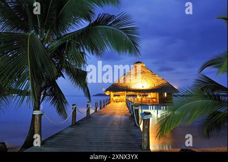 Bar und Restaurant auf Stelzen in der Abenddämmerung, Playa Tortuga Hotel, Colon Island, Bocas del Toro Archipel, Republik Panama, Zentralamerika Stockfoto