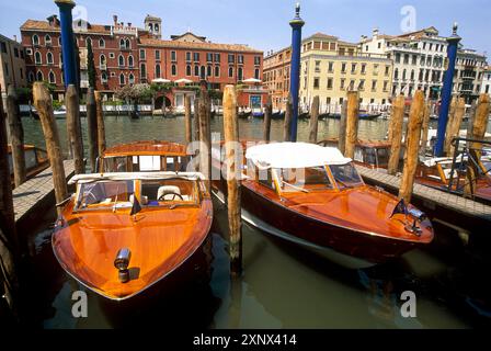 Motoscafi, Taxi-Boot am Canal Grande, Venedig, UNESCO-Weltkulturerbe, Region Venetien, Italien, Europa Stockfoto