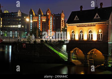 Café-Bistro Fleetschlosschen in Speicherstadt bei Nacht, HafenCity, Hamburg, Deutschland, Europa Stockfoto